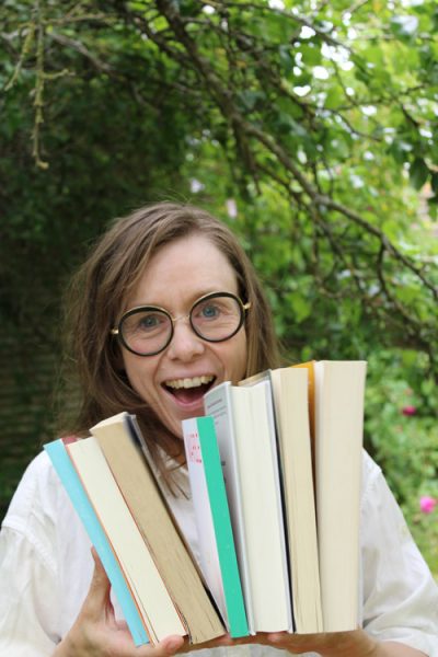 Lea Fløe Christensen med en bunke bøger i hænderne (selvfølgelig)