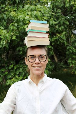 Lea Fløe Christensen med bøger på hovedet